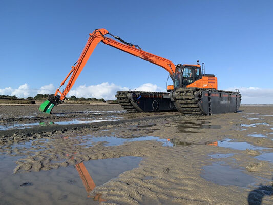 37kw Engine Power Amphibious Excavator with 4.2m Digging Arm Length and 750mm Track Shoe Width