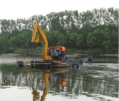 Amphibious Excavator Water Master Dredger with 20KG Capacity Long Distance Dredging Ability and 6.5m Dredging Depth