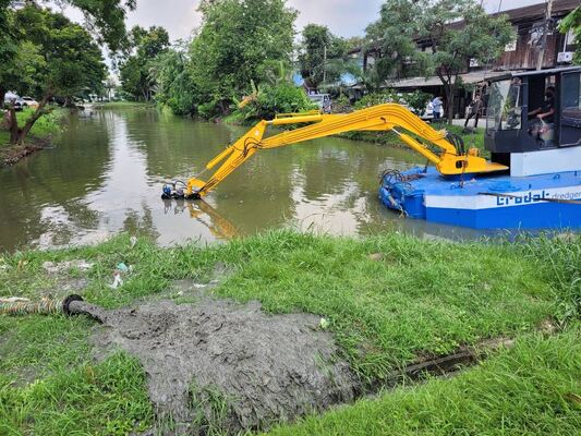Amphibious Excavator Water Master Dredger with 20KG Capacity Long Distance Dredging Ability and 6.5m Dredging Depth