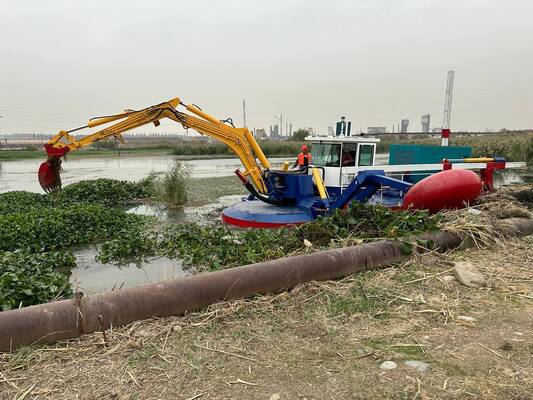 High Efficiency Amphibious Dredger with Stable Work and One Person Operation for Dredging and Weeding