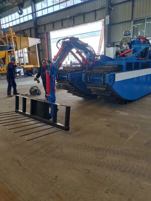 Amphibious Water Weed Harvester 58KW with Hydraulic Track Drive / Tier IV Emission