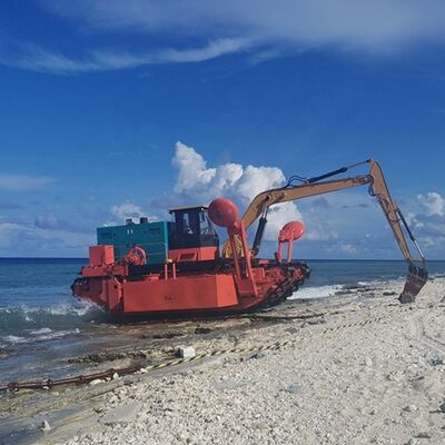 Amphibious Excavator with 0.6 inch Draught 7500mmx2250mmx3200mm Dimension and 5000 KG Weight for Smooth Water Operations